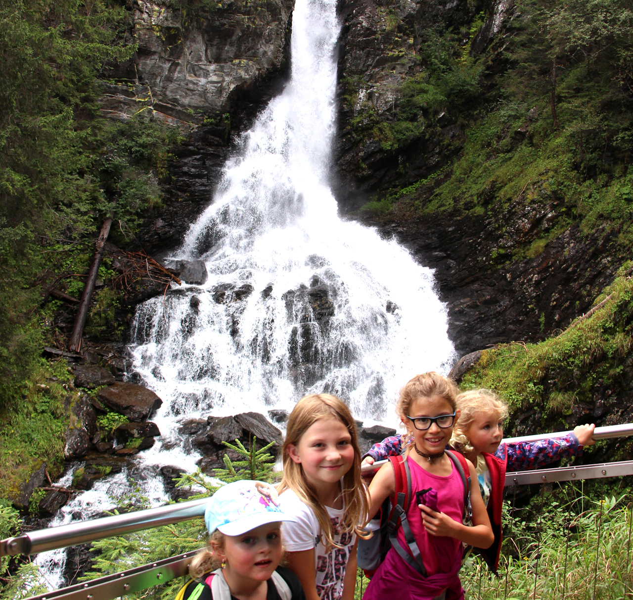 Kinder vorm Wasserfall 